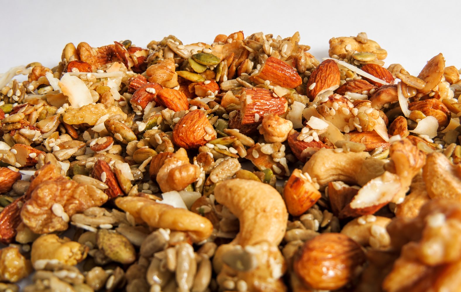 Primer plano de granola con almendras, castañas de cajú y semillas
